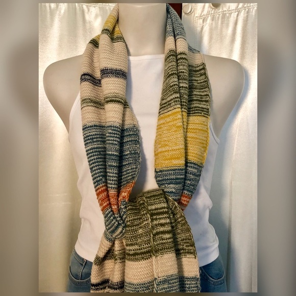 Beautiful wrap/scarf - Picture 3 of 4